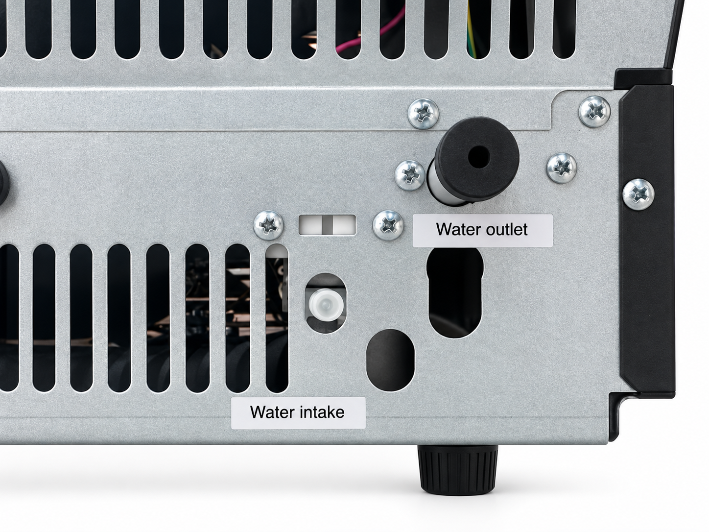 Штуцеры Water intake и Water outlet